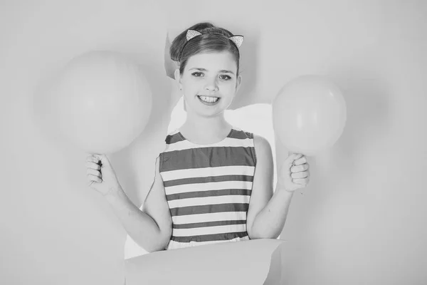 Ευτυχισμένος κορίτσι παιχνίδι στο σπίτι. Αστεία όμορφο παιδί τη διασκέδαση στο δωμάτιο των παιδιών με μπαλόνια — Φωτογραφία Αρχείου
