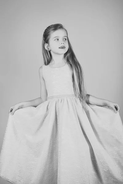 Menina bonita no vestido, conceito de beleza. sorrindo bonito menina — Fotografia de Stock