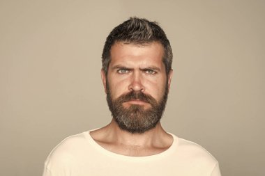 ciddi yüz uzun sakallı