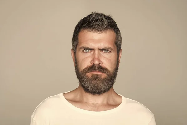 Muž s dlouhým vousem na vážnou tváří — Stock fotografie