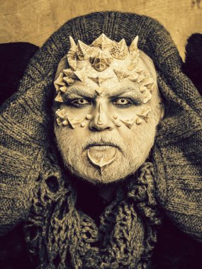 Adam dragon cilt ve sakal