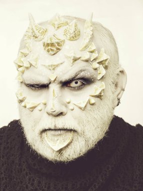 Papatyanın yüz ve korkunç gözlü canavar