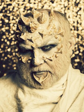 Dikenler suratına canavarı