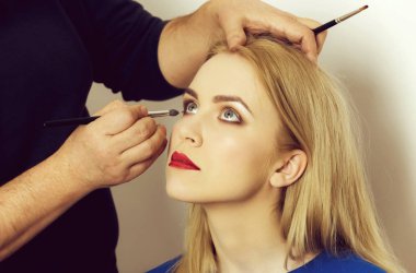 Gri gözleri ve kırmızı dudaklar makyaj almak ile kız