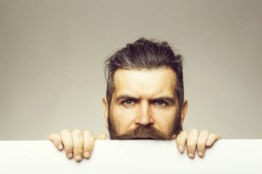 kağıt ile ciddi adam