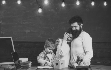 Üst destek kavramı. Çizim, yazmak, arka plan kara tahta öğrenme oğulları izlerken anne. Çizim ve yazma meşgul yüz çocuk. Gururlu anne oğlu başarı izlerken.