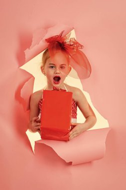 Mevcut Pack, siber Pazartesi kız çocuk. Doğum günü ve Noel. Alışveriş paketi, siyah Cuma ile küçük kız. Çocukluk ve mutluluk, hediye kutusu. Boxing günü, tatil kutlama ve parti.