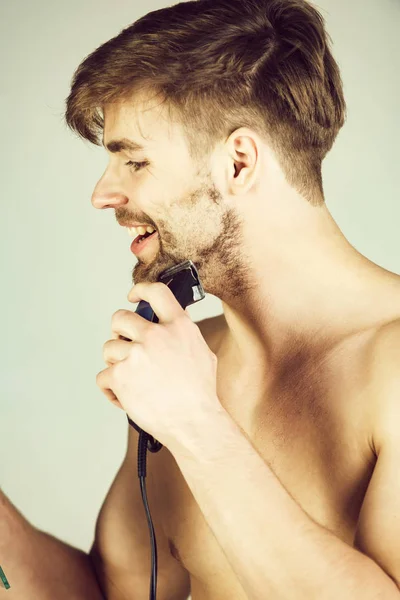 Homem feliz barbear com aparador — Fotografia de Stock