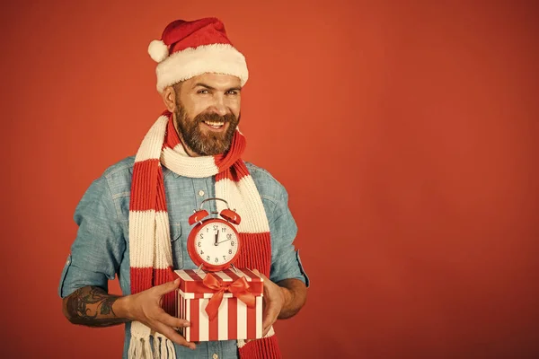 Kerst hipster in Kerstman hoed, sjaal glimlach op rode achtergrond — Stockfoto