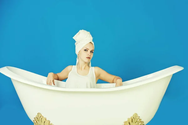 Chica con turbante toalla sentado en bañera blanca —  Fotos de Stock