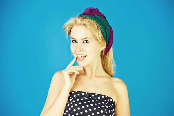 Mujer sonriendo con turbante y maquillaje en azul, pinup —  Fotos de Stock