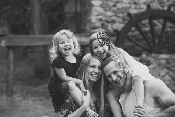 Enfants et parents visitent un vieux moulin en pierre — Photo