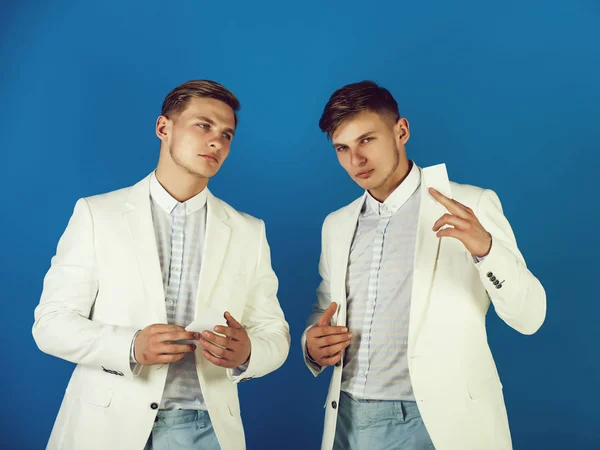 Men holding blank cards on blue background — Stock Photo, Image