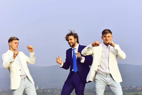 Gente de hombre joven, hombre de negocios, chicos bailando en el cielo azul —  Fotos de Stock