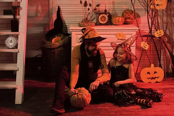 Padre e hija con decoración de Halloween. concepto de fiesta de Halloween —  Fotos de Stock