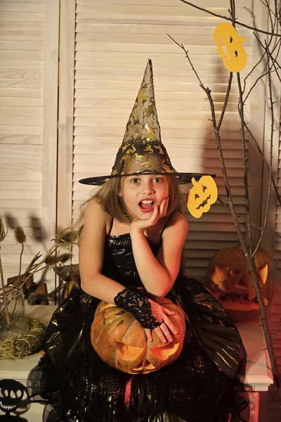 Meisje met verbaasd gezicht op spooky carnaval kamer achtergrond. — Stockfoto