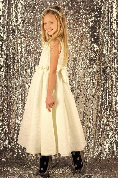 Modèle de mode sur fond argenté, beauté. Regarde, coiffeur, maquillage. Mode et beauté, petite princesse. Petite fille en robe tendance, bal de promo. Enfant fille en robe glamour élégante, élégance . — Photo