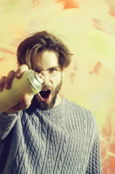 Aerosol sprey boya şişe ile bağırarak ressam adam — Stok fotoğraf