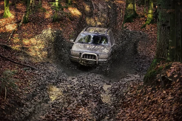 Extrem underhållning koncept. SUV täckt med lera som fastnat — Stockfoto