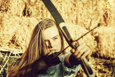 kadını archer yay, ok konsantre ve nişan ile portresi