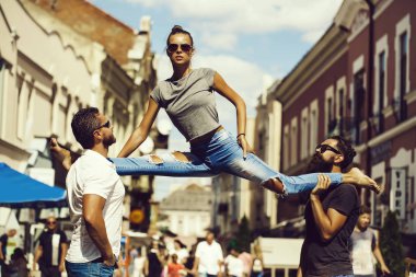 Kız bacak oturan iki adam omuzlarında bölme