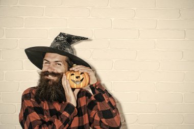 Cadılar Bayramı hipster Sihirbazı şapkayla gülümseyen sakallı