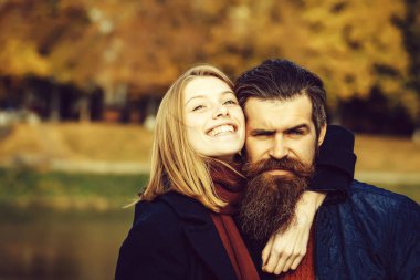 Sonbahar parkında genç bir çift