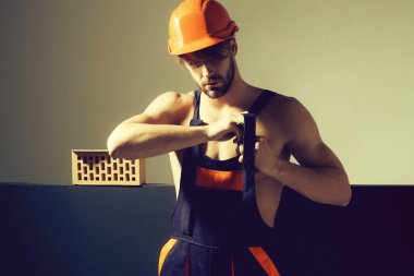 Seksi kaslı erkek yapıcı.