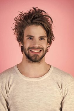 Pembe bir arka plan üzerinde sakallı uykulu adam