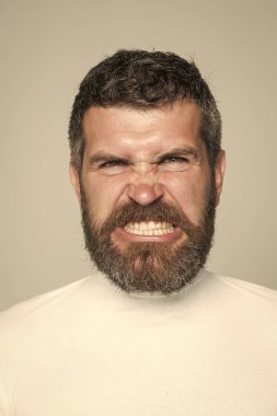 Adam ya da gri arka plan üzerinde sakallı adam.