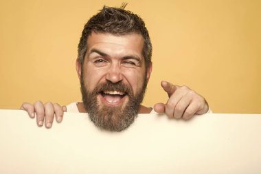 Adam uzun sakal ve bıyık.