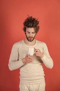 Çay bardağı kırmızı zemin üzerine uykulu adamla.