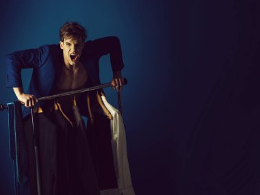 bağıran adam ceket ayakta dolap askı, traş