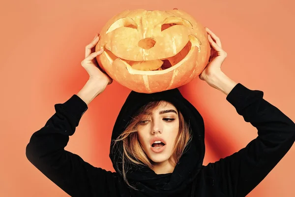 Mujer de Halloween con cara bonita . — Foto de Stock