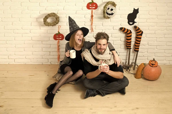 Halloween casal apaixonado por copos na parede de tijolo — Fotografia de Stock