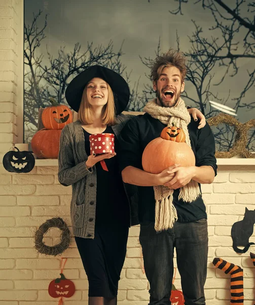 Cadılar Bayramı kaç içinde pencere sonbahar manzaralı gülümseyen seviyorum