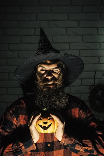 Halloween hipster ammiccante in cappello da strega e camicia a quadri — Foto Stock