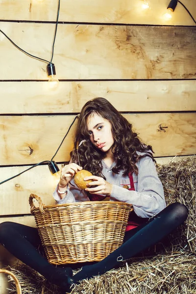 Hezká holka s pšeničný bochánek — Stock fotografie