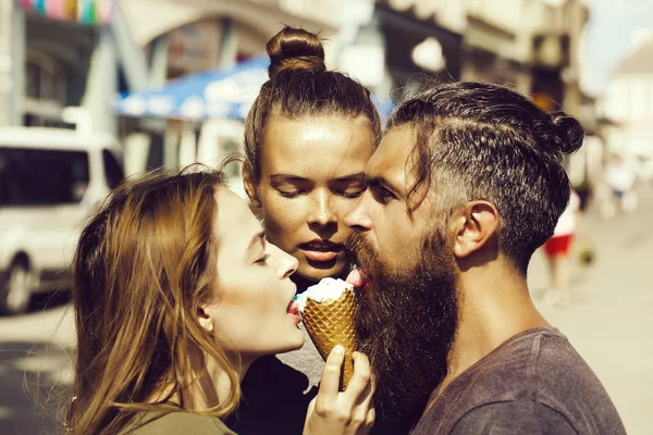 Hombre y dos niñas — Foto de Stock