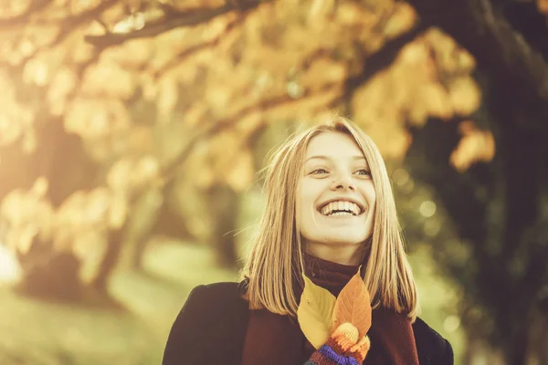 Gadis cantik dengan daun musim gugur — Stok Foto