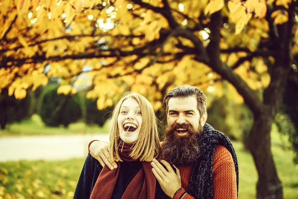Fiatal pár az őszi parkban — Stock Fotó