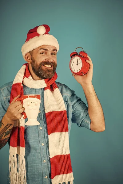 Kerst hipster in Kerstman hoed, sjaal glimlach op blauwe achtergrond — Stockfoto