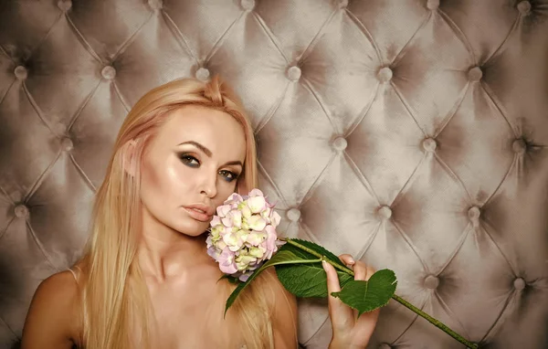 Sexig tjej med makeup ansikte, långa blonda hår, hortensia blomma — Stockfoto