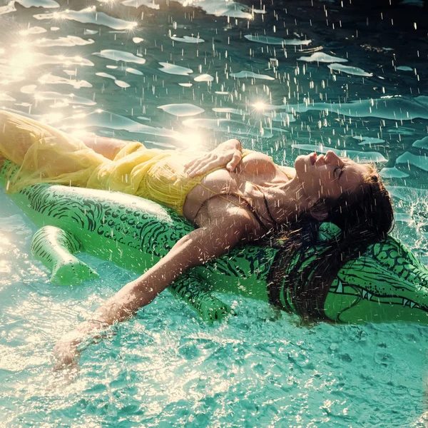 Vacaciones de verano y viajes al océano, Maldivas. verano chica nadando en piscina agua — Foto de Stock