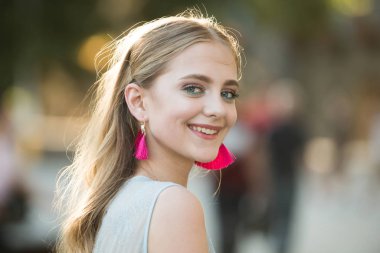 Mükemmel erkek. O harika bir tarzda var. Moda saç ve pembe küpe güzel kızla. yaz moda kadın. Güzellik ve moda model bak. mutlu ve kadın ile şık makyaj uzun sarı saçlı