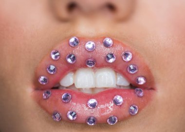 Bir gülümseme dudaklarımda çalış. Seksi dudaklar. Seksi kadın gülümseme. Dudaklar için silikon enjeksiyonu. Silikon diş diş telleri. Diş Bakımı. Botox tedavisi. Botox ve dolgu. Kendi makyaj hakkında güzellik yaratıyor