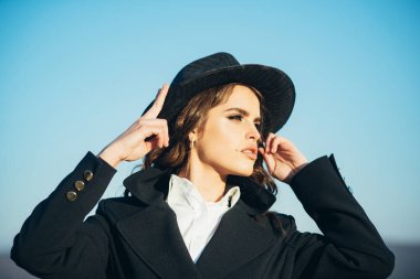 Vintage kadın makyaj ile. Güzellik ve moda bak. Onun seçimi kendinden emin. Retro moda makyaj, Paris kadınla. Sonbahar şapkalı kıvırcık saçlı kız Fransız. Genç uzmanlık. O harika bir tarzda var