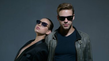 Şanslı mükemmel bir partner buldu. Moda trendy güneş gözlüğü modellerinde. İki aşık. Çift erkek ve kadın moda gözlük takıyor. İlişkileri seviyorum. Dostluk günü. Arkadaşlık ilişkileri