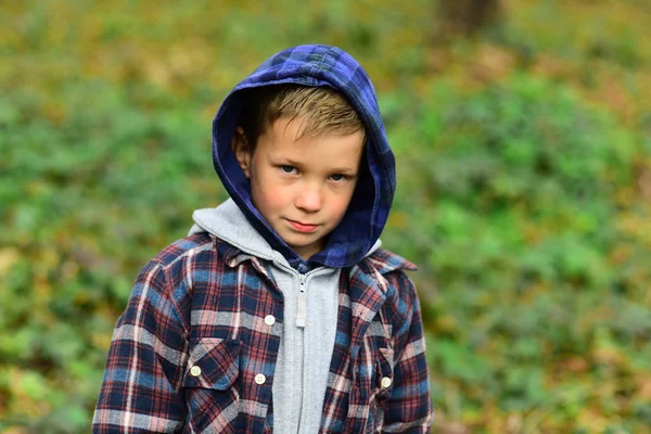 Stylowe i modne. Małym chłopcem stylowe. Mały chłopiec grać odkryty. Słodkie dziecko na naturalny krajobraz. Mały chłopiec w stylowe nosić. Zachować swój styl — Zdjęcie stockowe