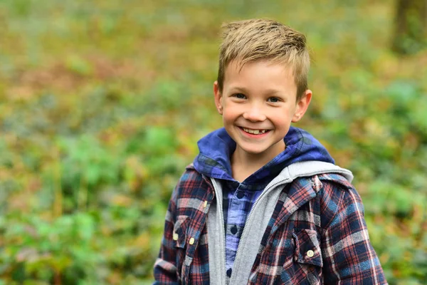 Jag har en roliga ben. Funny boy. Liten pojke glada leende på naturliga landskapet. Litet barn ha roligt på frisk luft. Att vara rolig är en av mina största styrkor — Stockfoto